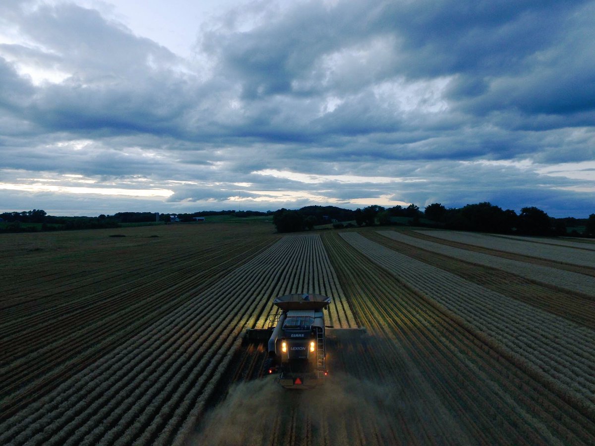 NatalieKutz's tweet photo. Flying the drone last night! #harvest16 https://t.co/ICq6FrBLkj