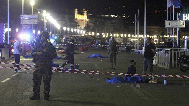 konsack71's tweet photo. La FRANCE en DEUIL : les TERRORISTES FRAPPENT NICE, au moins 84 MORTS, le point de… https://t.co/hEhmMTkxjX https://t.co/F7jXTZVc6v