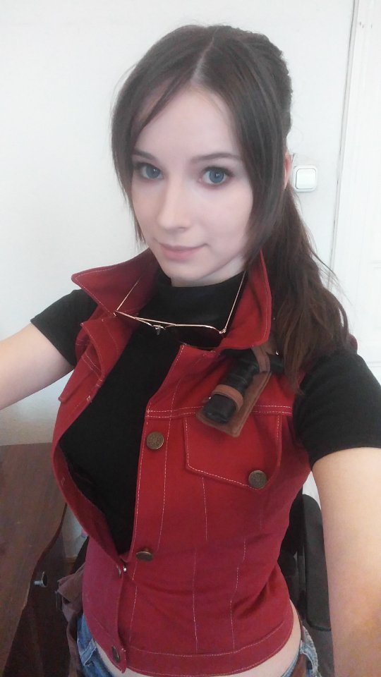 EnjiNight's tweet photo. I just made a quick makeup test and cosplay fitting for Claire :) https://t.co/D7VwebuOOp