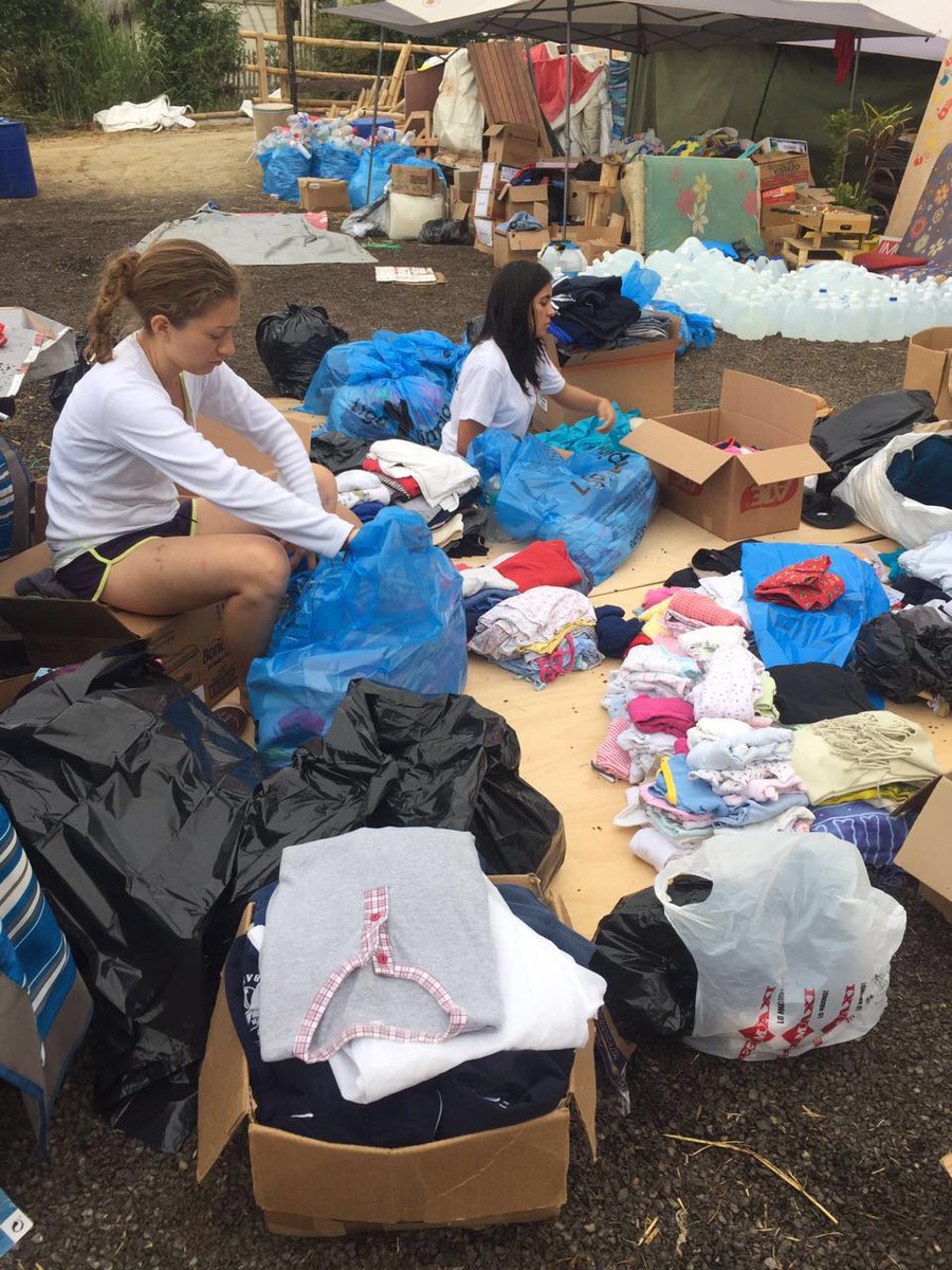 ComparteEcuador's tweet photo. Nuestros voluntarios arman Kits de Ropa para entregarlo en las zonas afectadas #AyudarNoPasaDeModa ¡ACTÍVATE! https://t.co/USglhgGAy3