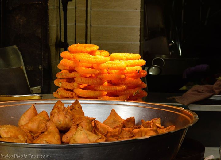 Delhisupperclub's tweet photo. Freshly prepared sweet imratis and spicy samosas in a street food shop #india… https://t.co/DUoho4GyoF https://t.co/xGudhwjC20