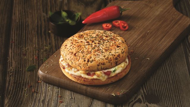 PiaraPicoRivera's tweet photo. Domino's India's burger pizza is the fast food mashup of yo... https://t.co/IKHHe8W4yo | https://t.co/AlgfskU66b https://t.co/Boq7gLZEtU