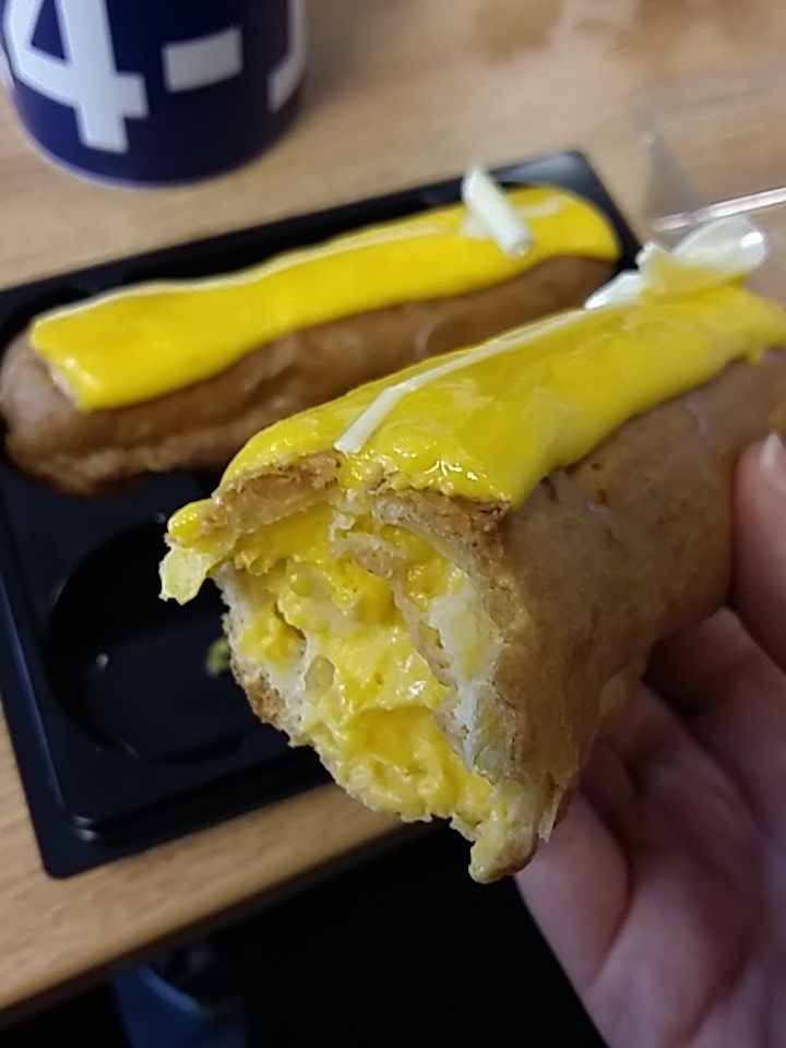 missjenguin's tweet photo. @Dai_LT This isn't just any Spirit of Summer Passion fruit éclair... #M&amp;S https://t.co/hg8BTvmYXc