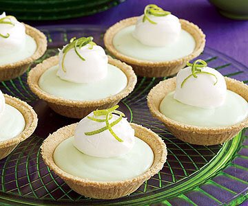 MsJosSweets's tweet photo. Tiny key lime pies are a summer favorite. 🌴☀️ #keylimepie #tinydessert #msjospetitesweets https://t.co/dIgalxZrKK