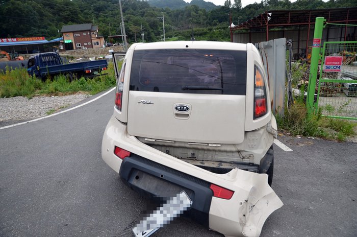 kzaanfever's tweet image. 황교활총리가 #사드배치 #성주 찾았다가 성난 주민들에 의해 버스에 갇혀있다 6시간만에 최루탄 쏘고 차량 들이받고 탈출!

&amp;lt;어린이 3명탄차 들이받아 부서지고&amp;gt; goo.gl/tWm2f3