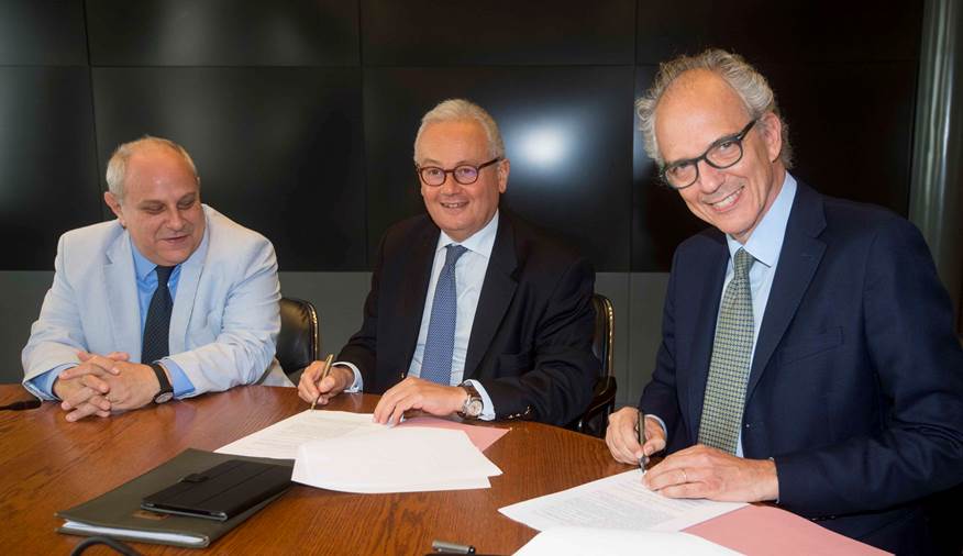 cooperazione_it's tweet photo. @gpcantini firma con #Frigenti e #BiniSmaghi Convenzione per attrarre risorse private in interventi di #cooperazione https://t.co/Hmkw6ANsAD