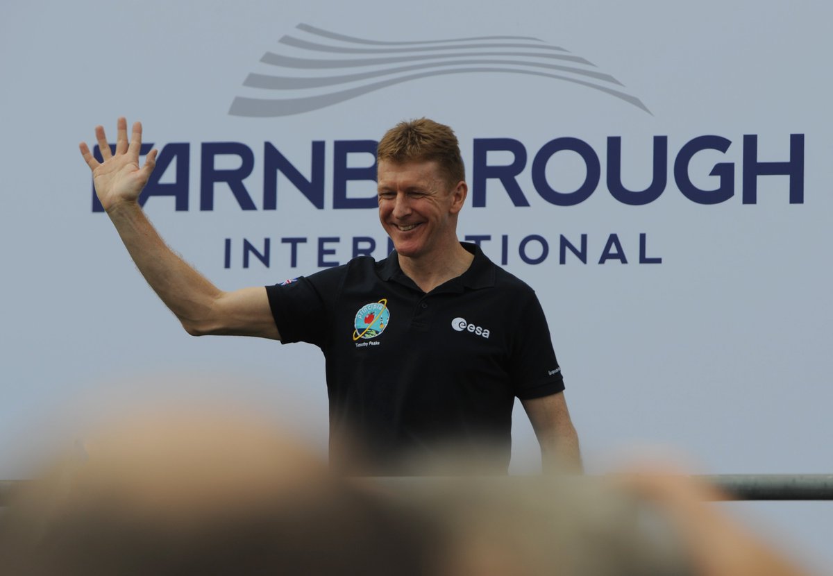 ADSgroupUK's tweet photo. Major thanks to @astro_timpeake for launching @ADSFuturesDay & presenting #IntRoCFinal award https://t.co/745GJMqGFq https://t.co/Tlq80ep6mq