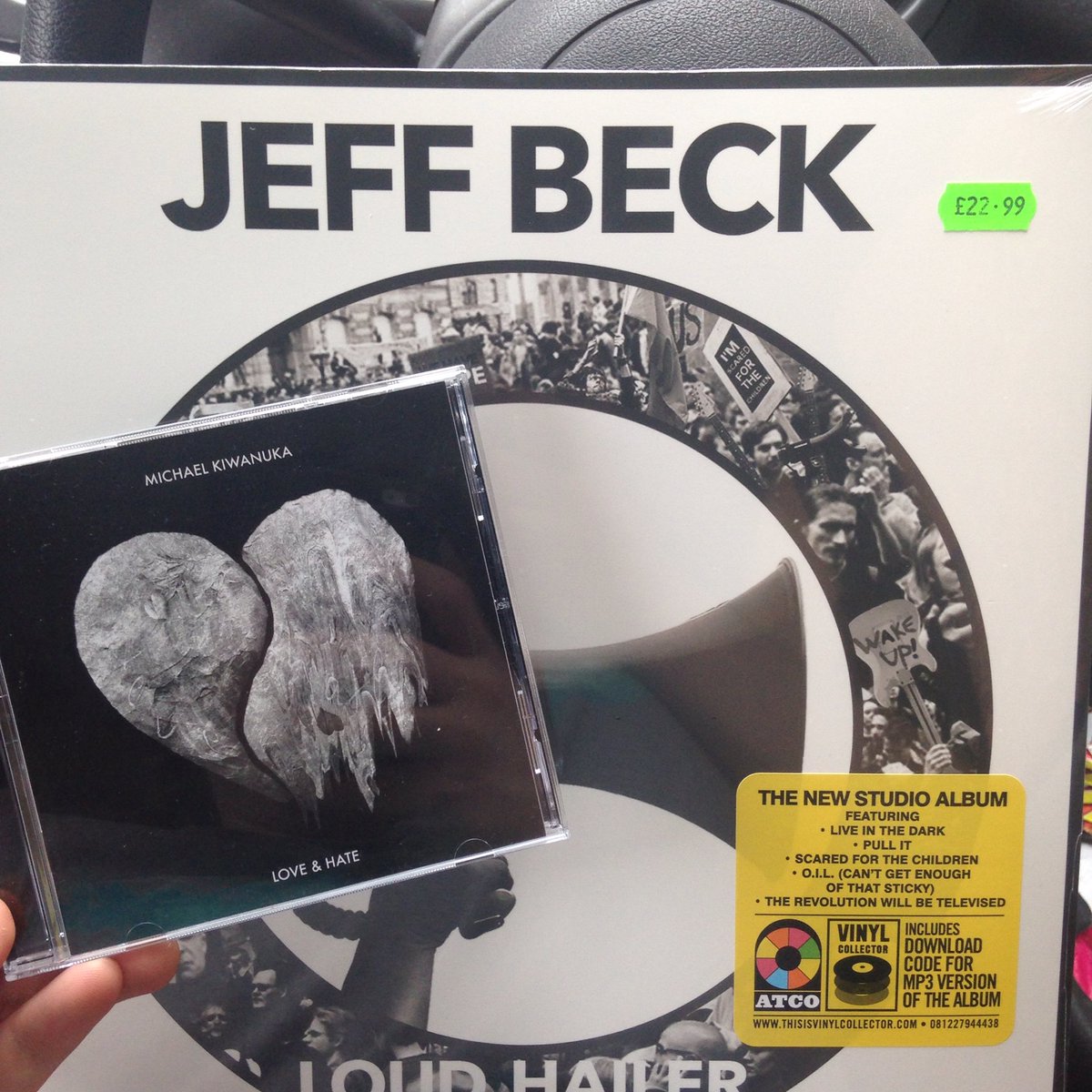 Today is a good #NewMusicFriday <a href="/jeffbeckmusic/">Jeff Beck</a> <a href="/michaelkiwanuka/">Michael Kiwanuka</a>