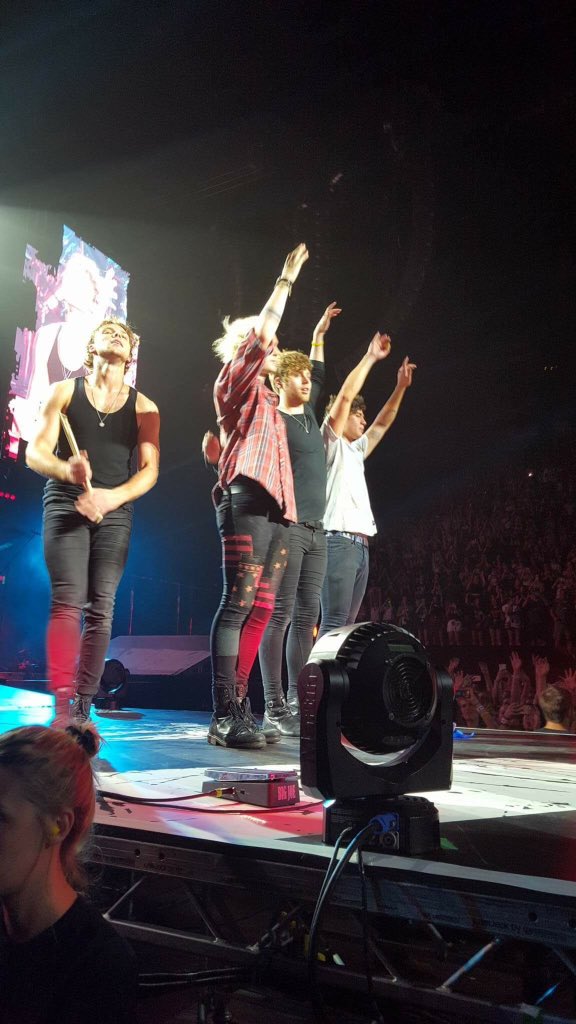5sosofjdb's tweet photo. Thank you for everything @5SOS #MTLLOVES5SOS #5SOSMoveToMTL β€οΈ https://t.co/WKlz52FSSZ
