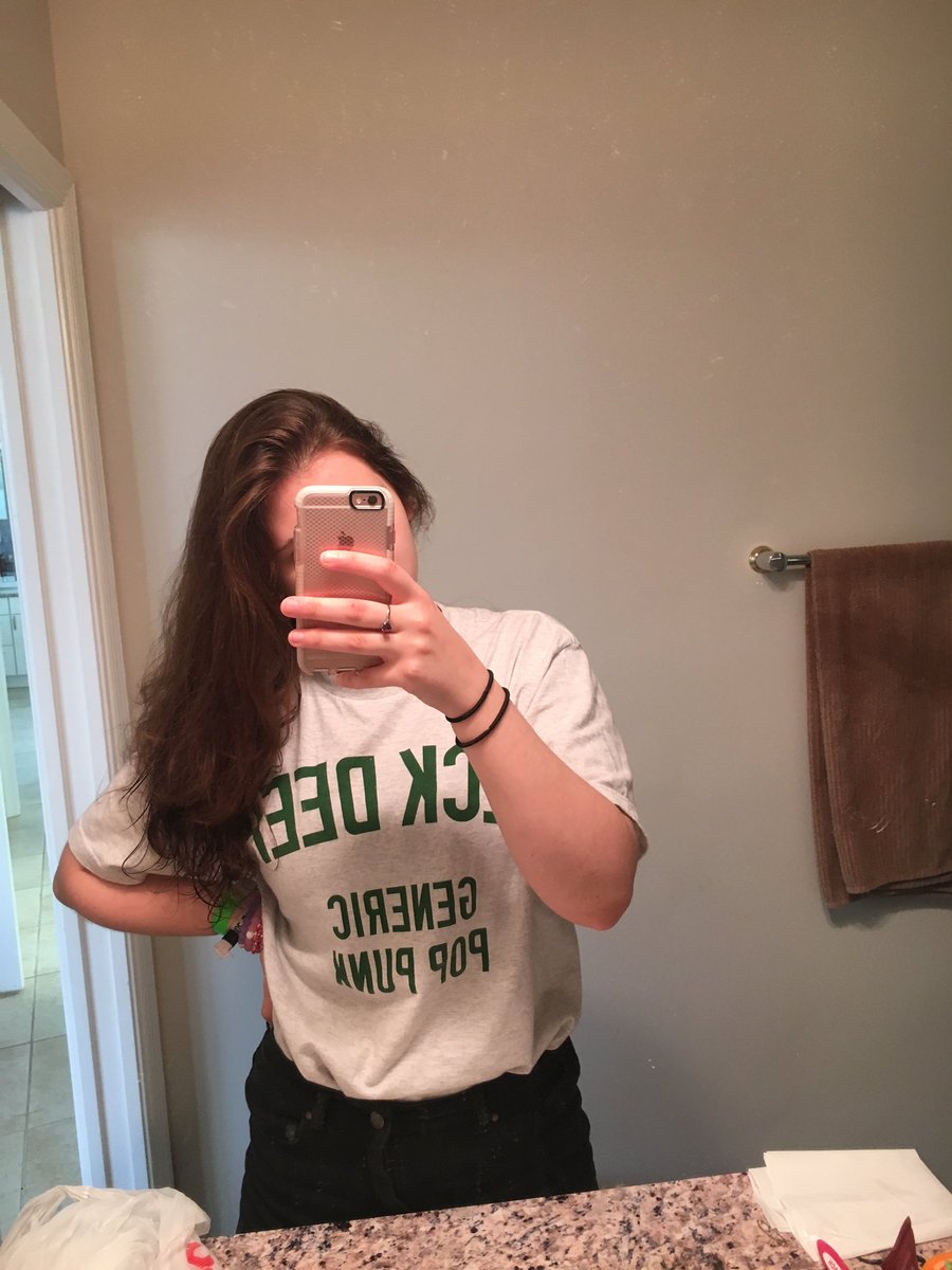 hadleystrainge's tweet image. Gonna go look at rich peoples' houses today on a boat