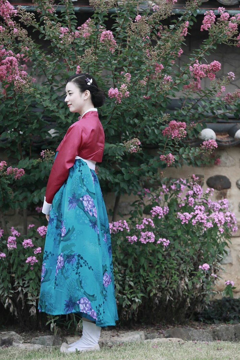 JinAhx91's tweet photo. cantik juga lu kak 😂 tapi masih cantikan nana wkwk @hxnhyojoo https://t.co/qlJV5Jfll7