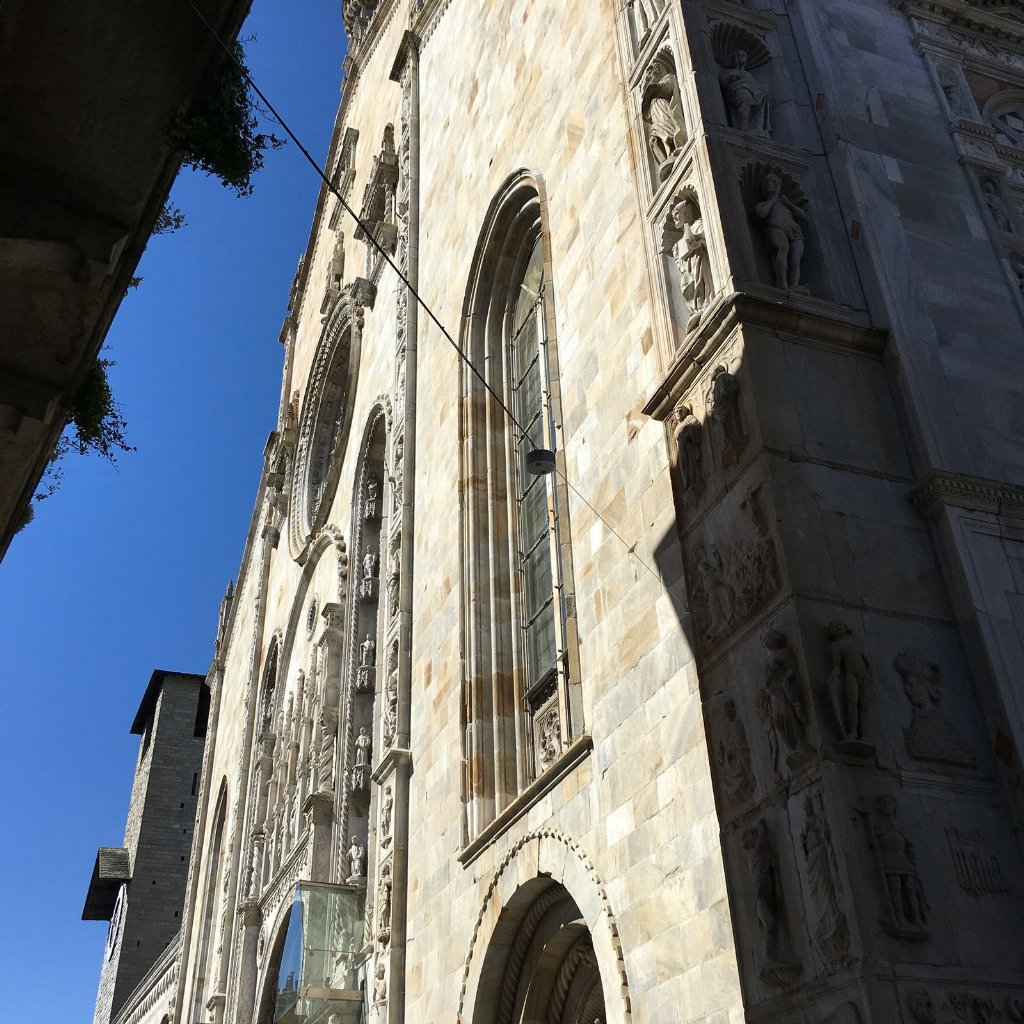ComuneComo's tweet photo. #DigitalTransformation #ComoSC2 ecco gli IoT montati in piazza Duomo https://t.co/UvpOIxejGR https://t.co/6azt0pLNnz