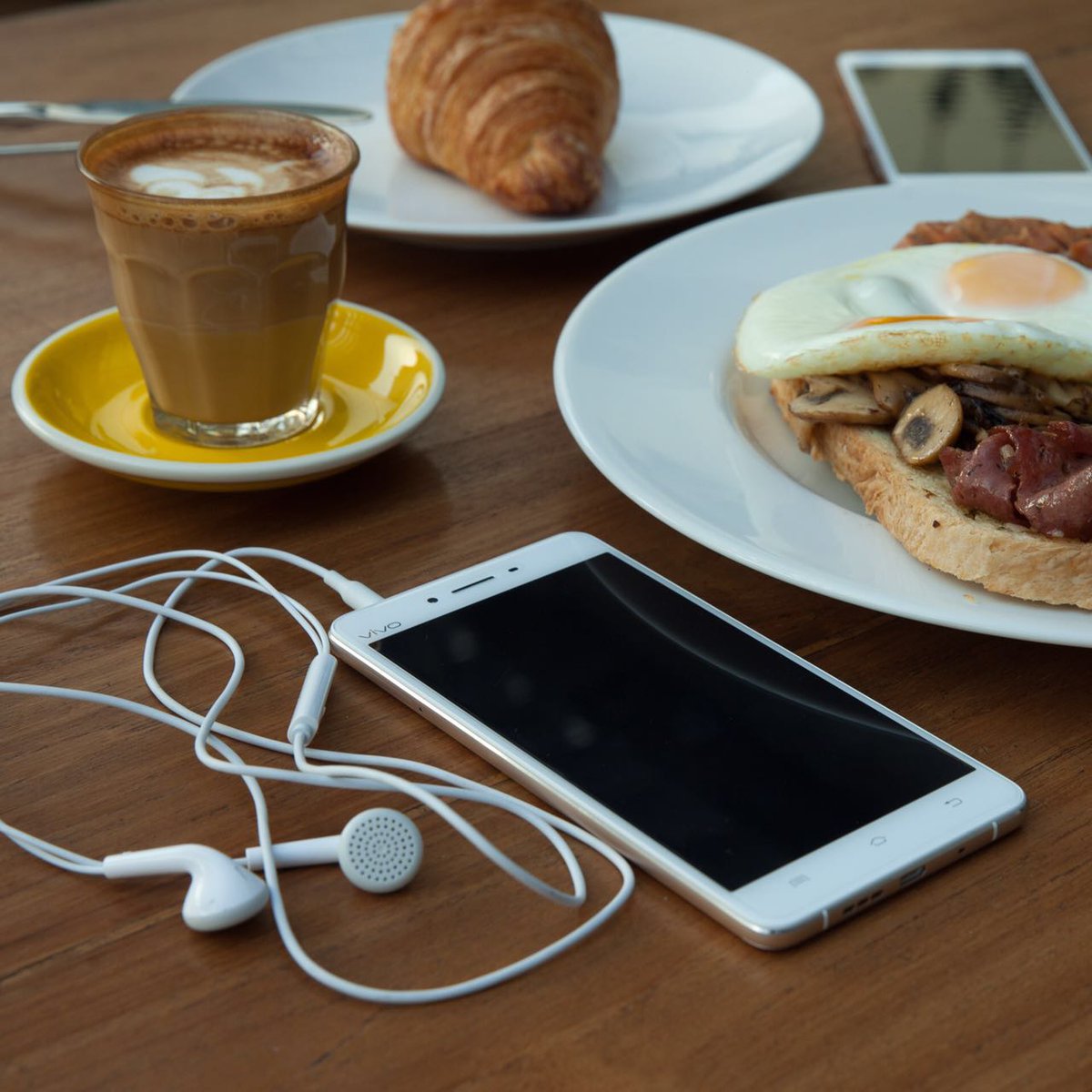 GadgetGaul's tweet photo. #VivoV3 hadir dgn performa cepat &amp; audio berkualitas Hi-Fi! Udah bisa dibeli di store @vivo_indonesia terdekat lho 😁 https://t.co/KuMR5ntHxP