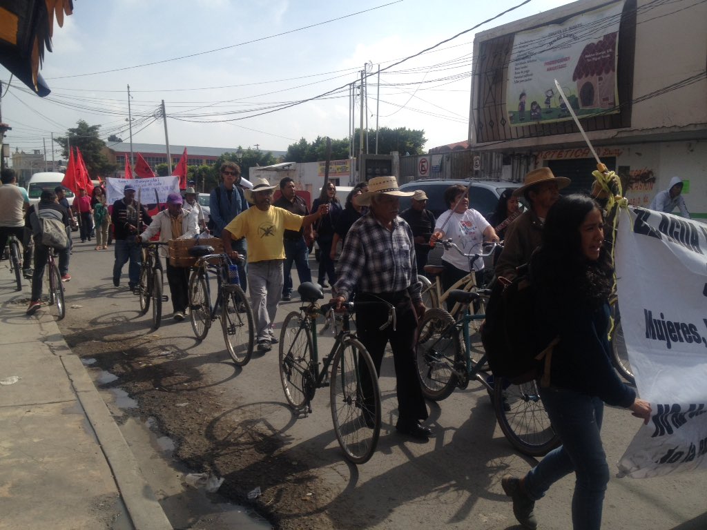 masde131's tweet photo. ¡La dignidad es primero q su cochino dinero!
Ejidatarixs de Tocuila y Atenco se movilizan x inspección del proyecto https://t.co/utLVqLC71C