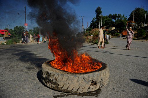 abpanandatv's tweet photo. #AttackInKashmir কাশ্মীরে থানায় গ্রেনেড-গুলি, জখম ৬ পুলিশ, বিক্ষোভকারীদের ভিড়ে জঙ্গিরা? https://t.co/bLKzBPsjUX https://t.co/F3QGZVEyPz