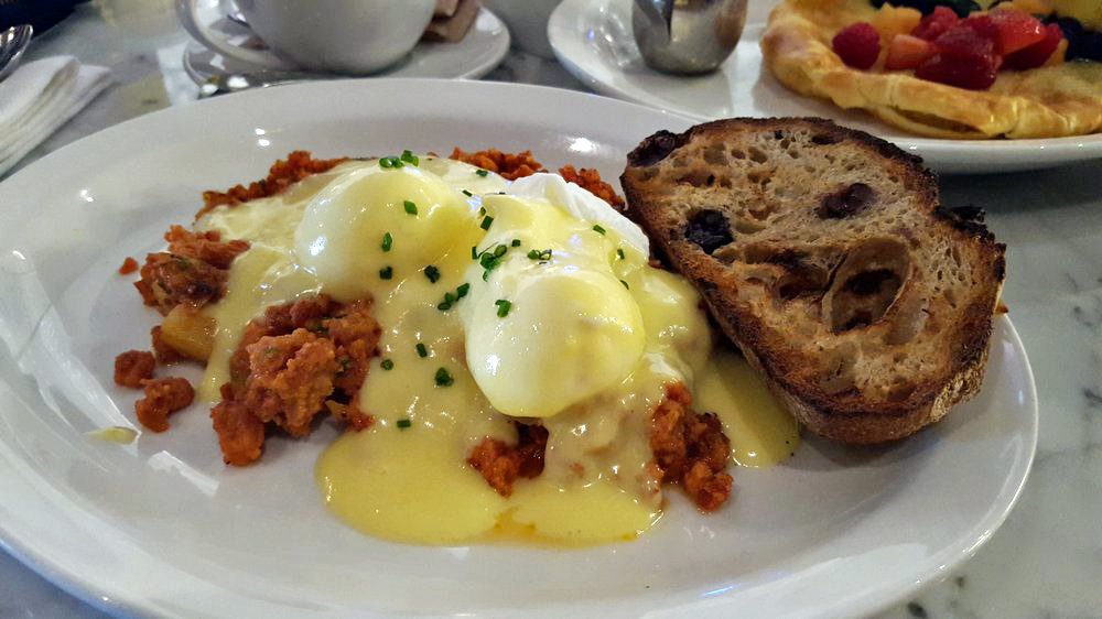 Simones_RI's tweet photo. Mello's Chourico Hash with 2 poached eggs, hollandaise &amp; toast. #breakfastofchampions #SimonesRI #401eats #lilrhody https://t.co/I35k9eiNyk