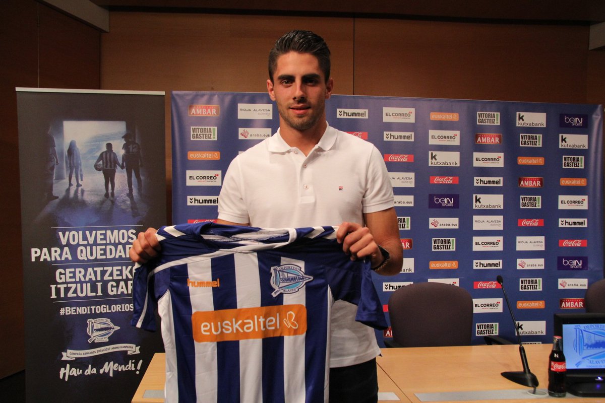 Alaves's tweet photo. Sobrino: "He jugado tres veces en Mendizorroza y he visto que la afición no para de animar" #SobrinoEsAlbiazul https://t.co/PEKto1iVAg