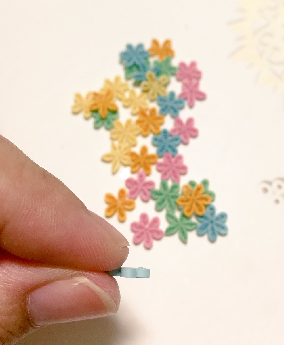 くみ A Twitter とりあえずパーツの作り溜め パステルカラーの小さな花がこんもりできました 形は3種類 これを元にプレ企画用の作品頑張ります カラーが変わる場合もありですが ペーパークイリング