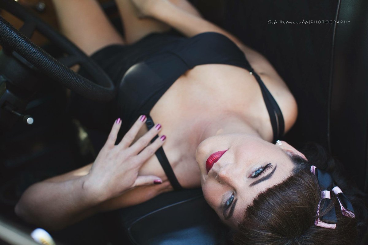 KraigWenman's tweet image. It's a Foxy kind of #FridayFeeling #foxyfriday #pinup #model #rockabilly #foxycoqueta