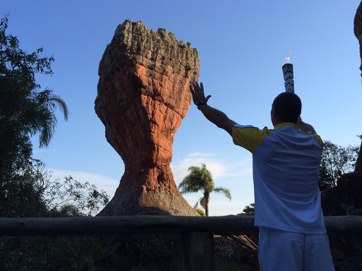 VEJA's tweet image. Revezamento da #ChamaOlimpica fechou sua última noite no Paraná em Ponta Grossa veja.abril.com.br/complemento/es…