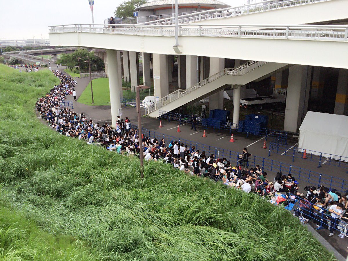 Eri 仕事終わって 日産スタジアムまで車中快適に到着 W わくわく でも もうbumpの物販がヤバいことになってる 笑 Bump 日産スタジアム 物販 列