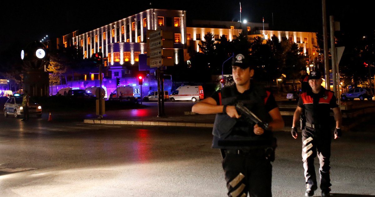 g1's tweet photo. Tentativa de golpe na Turquia: presidente Tayyip Erdogan está a salvo, diz imprensa https://t.co/ZHf96vPSpL https://t.co/Vv1SjROM8u