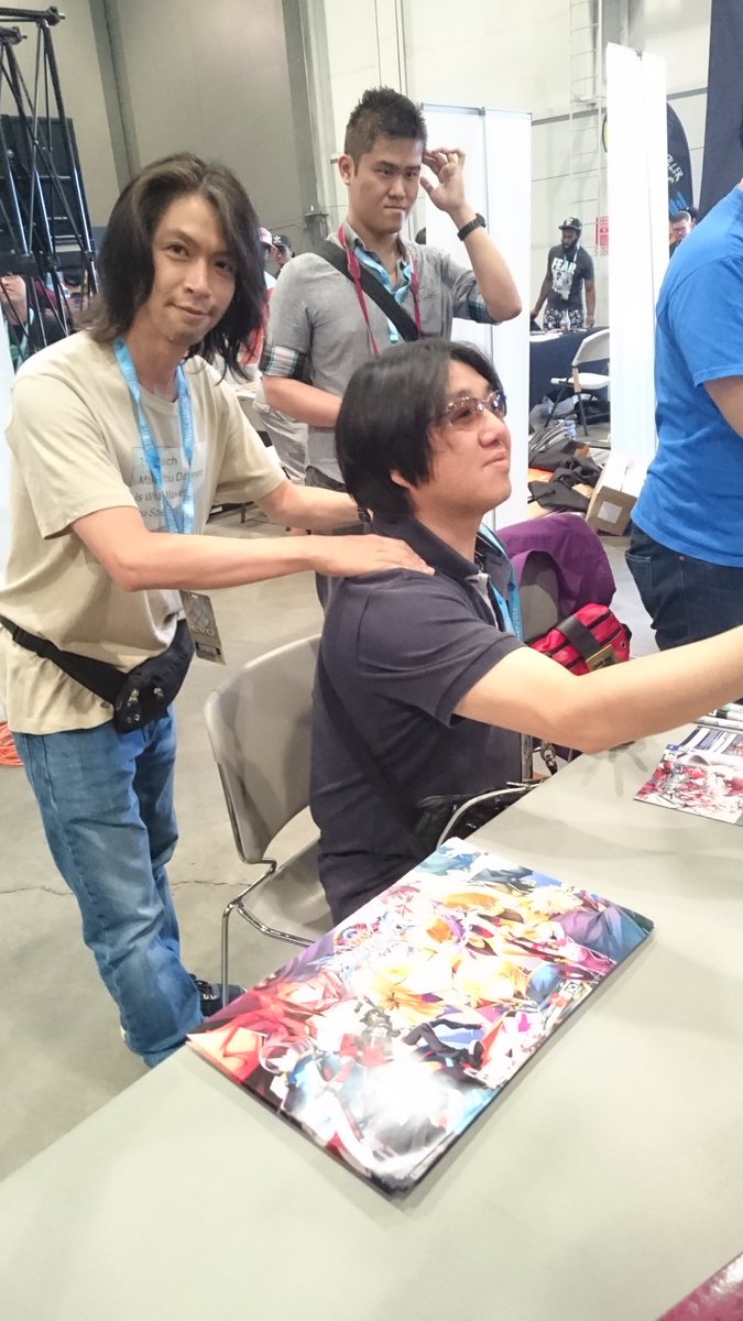 アークシステムワークス公式ツイッター 森pサイン会はじまりました ラスベガスでも描き続けます そして合間に肩を揉み始める石渡ゼネラルディレクター