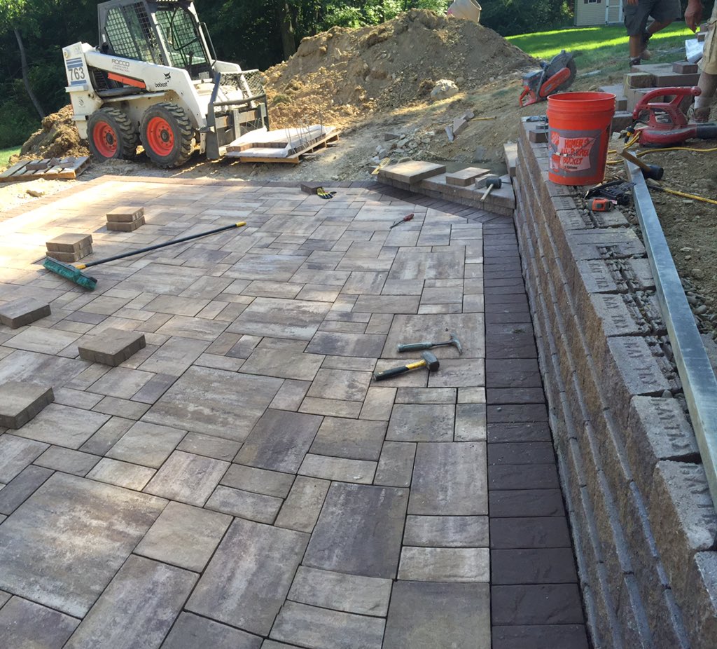 rocco_landscape's tweet photo. Nice and rich color accent border!!! Cambridge Mocha @AllianceGator @CambridgePavers @BrianSCambridge https://t.co/Qp9LtYpxr0