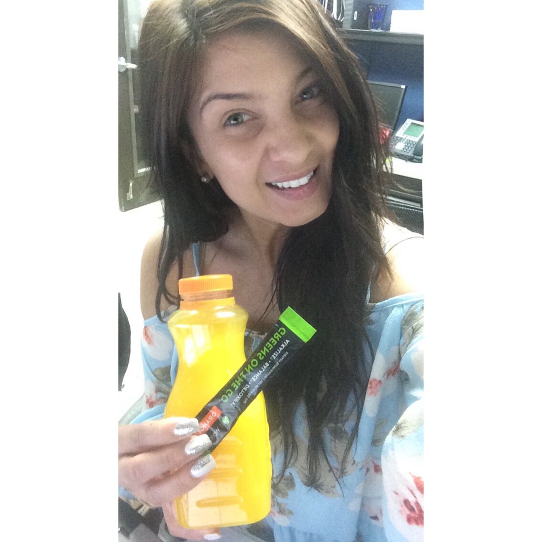 Adge1288's tweet photo. Apparently you have to eat healthy more than once to get in shape?! Seemed cruel &amp; unfair until... It Works Greens!🌱 https://t.co/TPWIVgoeDg