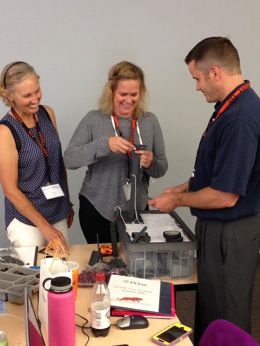 amyshawpltw's tweet photo. Launch teachers to the rescue with VEX @pltworg @nypltwrit #pltwct16 https://t.co/2kJ3NdHXQ3