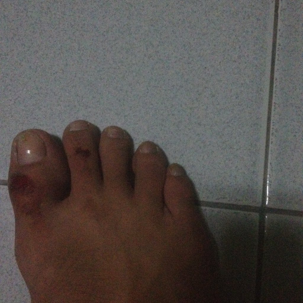 jonaaaaash's tweet photo. Buti pa yung sahig nandyan para saluhin ako... https://t.co/uxPFFyLTY1