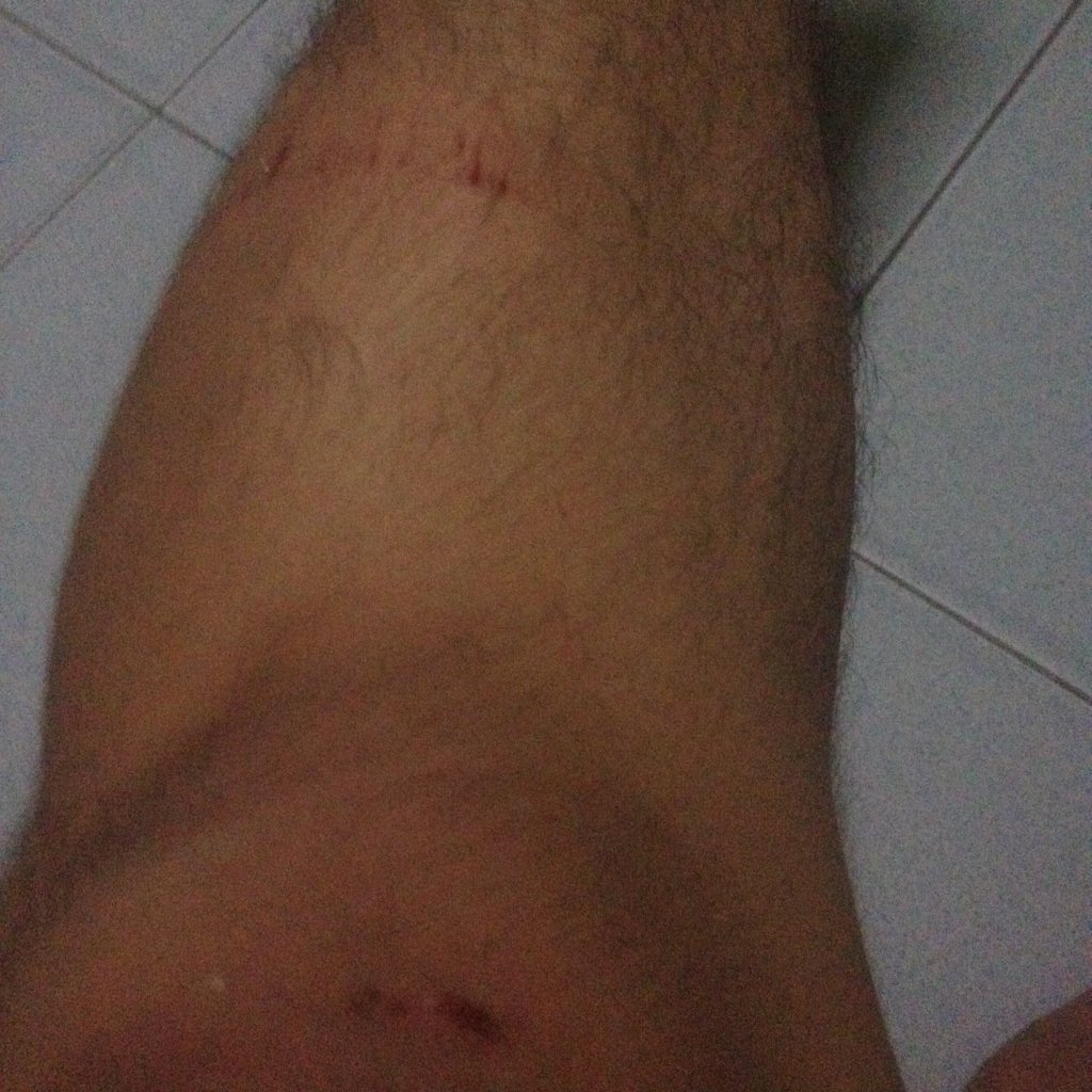 jonaaaaash's tweet photo. Buti pa yung sahig nandyan para saluhin ako... https://t.co/uxPFFyLTY1