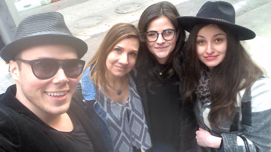 JTSimonFam's tweet photo. #tb 😂😂😂 #nexttimeimgettingglarefreeglasses 

@l_vals @TheJTSimon @_metsgirlie_ https://t.co/9UAQUfPEDw