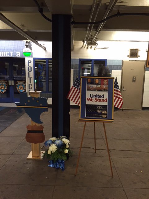 NYPDTransit's tweet photo. Wonderful tribute to the fallen officers in #Dallas by members of Transit District 3
#FridayForDallas https://t.co/YeuzkZ7Uvs