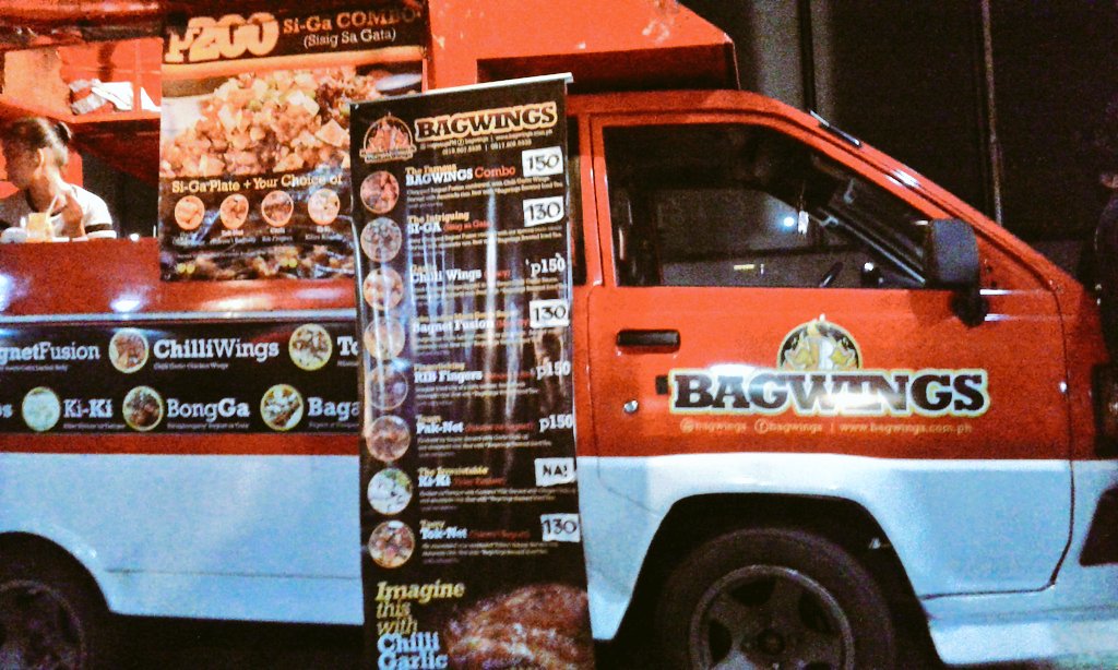 courageousleen's tweet photo. Cravings satisfied!!! hahaha😂 thank you @ANJObies @RAPHsilog pati kay alyssa #Bagwings THE BEST tlga👍😊 https://t.co/8w3e2QHeBU