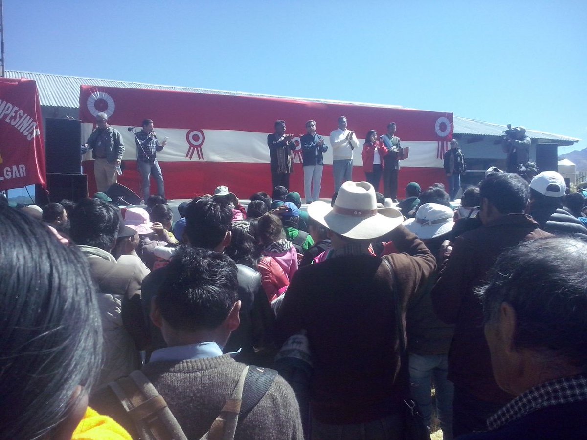 MimpPeru's tweet photo. #Puno: Autoridades dan ayuda a zonas afectadas por heladas. El #MIMP ya había entregado ayuda a Tambo de la zona. https://t.co/dbrP01MiGn