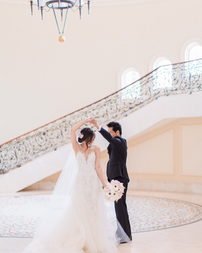 susieandwill's tweet photo. Dee Dee and Terry at the St Regis grand staircase after their #firstlook @stregishotels https://t.co/MTpsiCtVBs