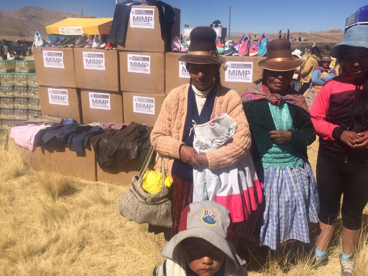 MimpPeru's tweet photo. Ministra en #Puno: llevamos ahora 2500 frazadas a #Huancane. Y estamos yendo a otros puntos.

#AbrígatePerú https://t.co/HjxYUzBSYT
