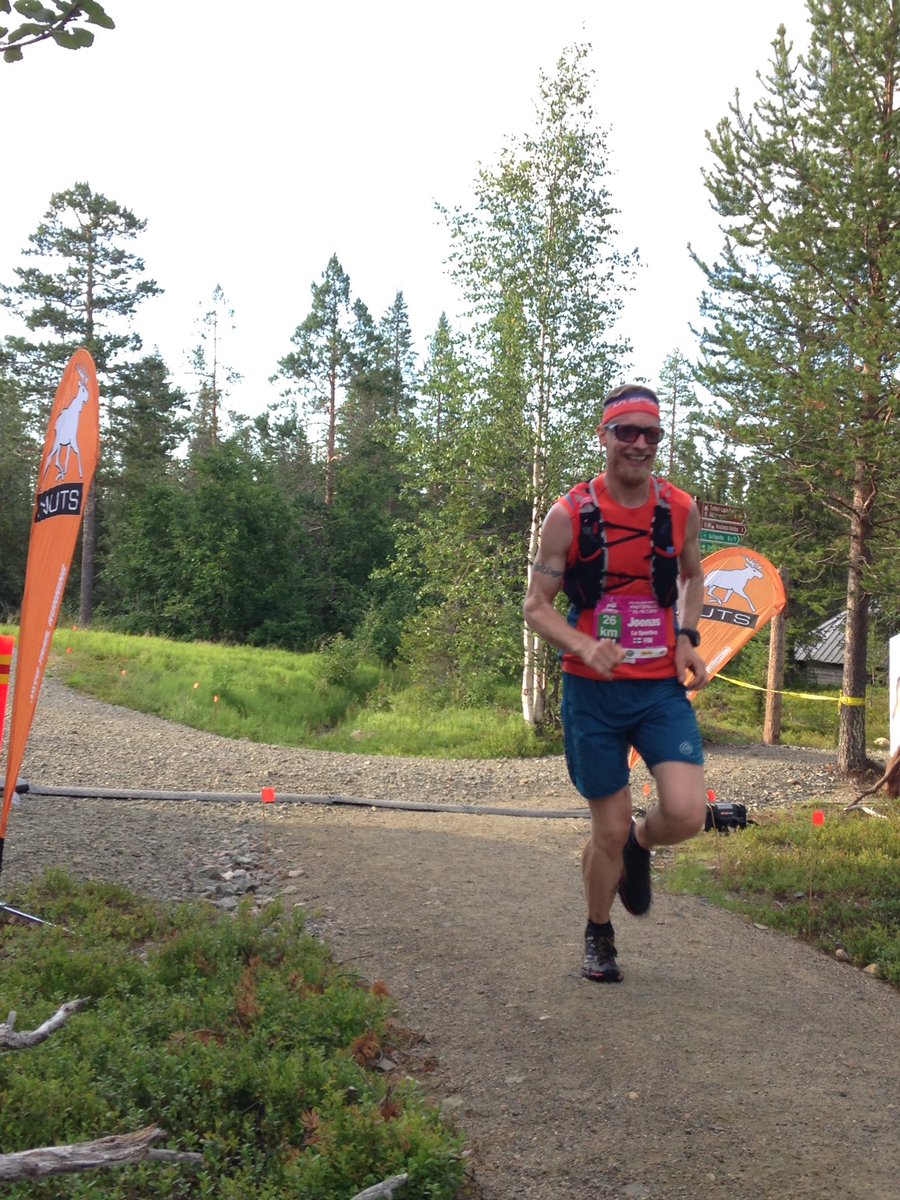 <a href="/j_kortelainen/">Joonas Kortelainen</a> lähestyy maalia huimaa vauhtia ja leveän hymyn kera 26 km:n sarjassa! #NUTSPallas <a href="/lasportivatwitt/">La Sportiva</a>