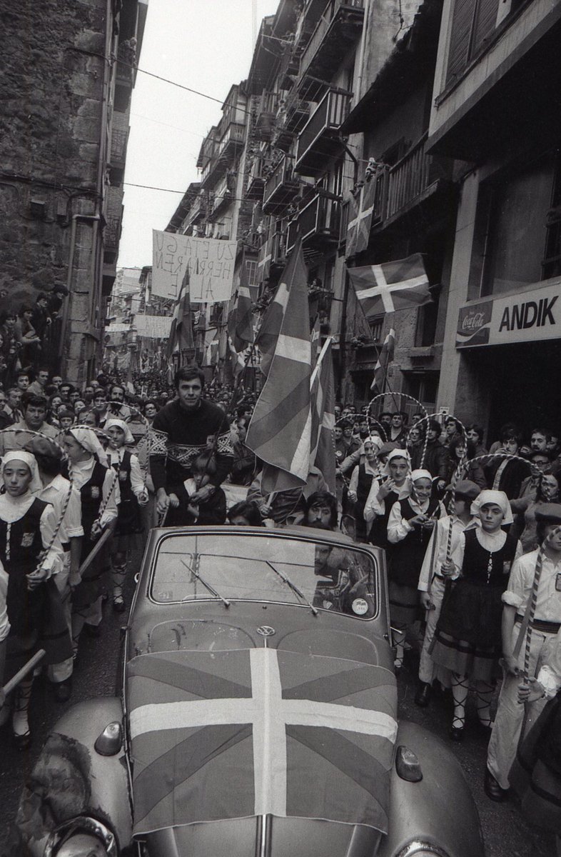 bzarrabeitia's tweet photo. 18 urte dira #Egin itxi zigutenetik, hemen aitak periodikoarentzat Fran Aldanondoren herriratzean hartutako irudia https://t.co/zvyAkMpxNT