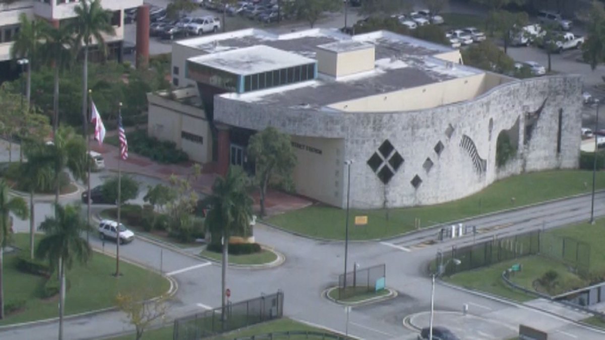 #BREAKING @MiamiDadePD on high alert after credible threat of someone out to target officers bit.ly/29ASGIT?utm_me… https://t.co/YQeCCzopTT