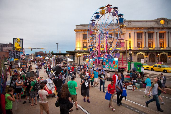 EdenApts's tweet photo. America's largest free arts festival, attracting 350,000+ attendees over three days. https://t.co/KsiqCkMY5A https://t.co/KzQNAvuErn
