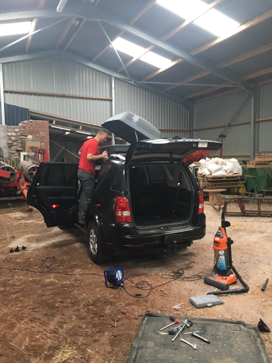 ERUCCL2P's tweet photo. Fun bus cleaned today with @Ben11123 @bredden79 and @liam_nicholls getting it ready for the trip to London on Tues https://t.co/7aHRjzHLnL