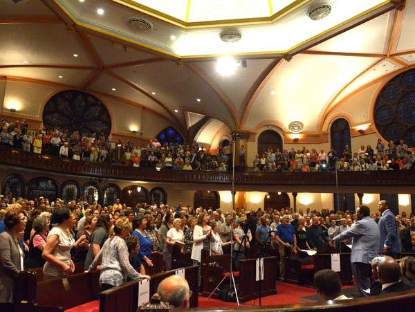 ClassicalMPR's tweet photo. #BridgeofSong features @vocalessencemn, @cantussings, @dessadarling & more in group sing: https://t.co/fw0o7ftzPT https://t.co/mNgBAI5PK6