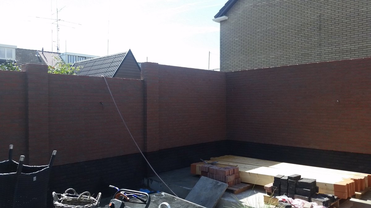 VanJurie's tweet photo. Mooi schuurtje met tuinmuur voor @TeunExcellent ook weer klaar. https://t.co/YgmEiSG5WG