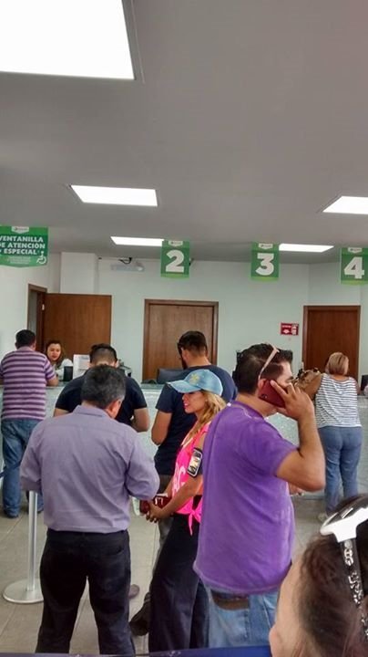 eduardosanstar's tweet photo. Largas filas y usuarios desesperados pues en #Agasal LEA de 4 cajas solo dos funcionan #Saltillo. https://t.co/wp9gi7PZCs