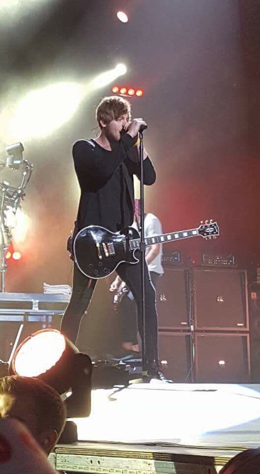 KellyChampagne6's tweet photo. #5SOSMoveToMTL #MTLLOVES5SOS Thanks for everything you do π @Luke5SOS @5SOS @Ashton5SOS @Calum5SOS @Michael5SOS https://t.co/FlhPiK0s1m