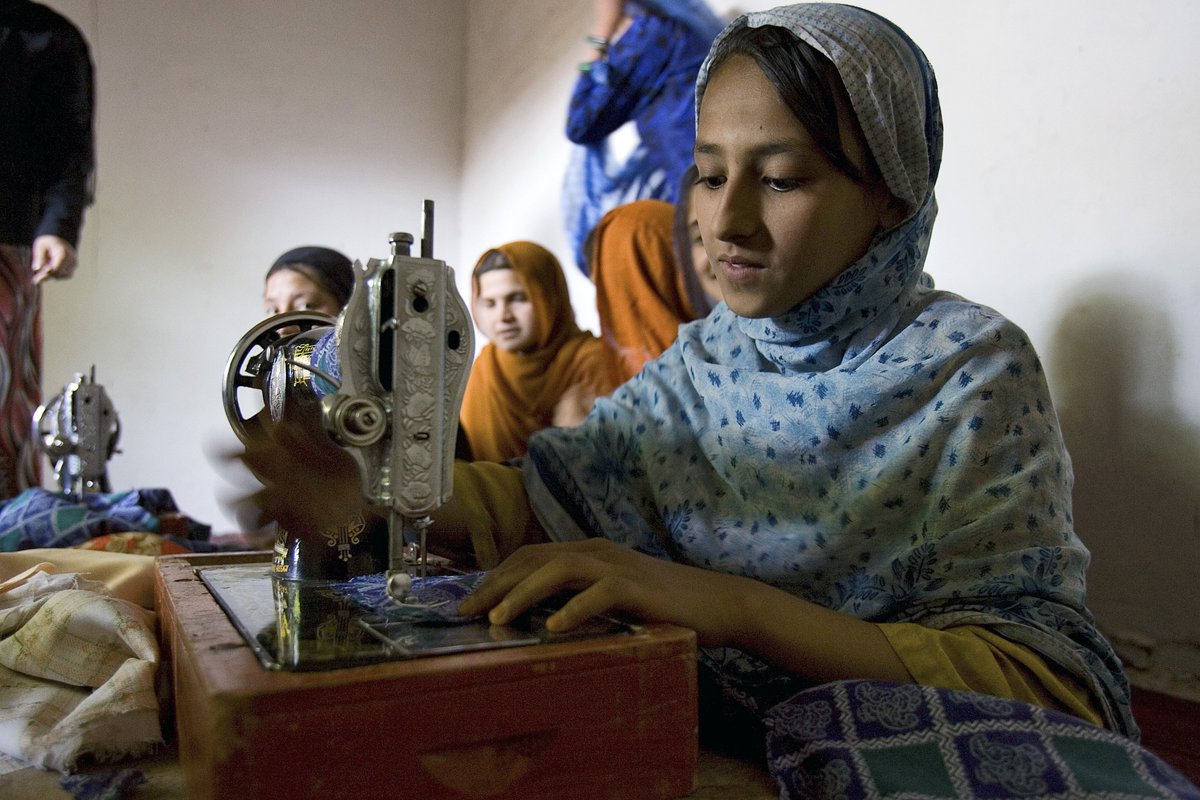 UNEP's tweet photo. When youth receive adequate skills-training, they see an easier transition into the labour market. #YouthSkills https://t.co/61iTnqym6u