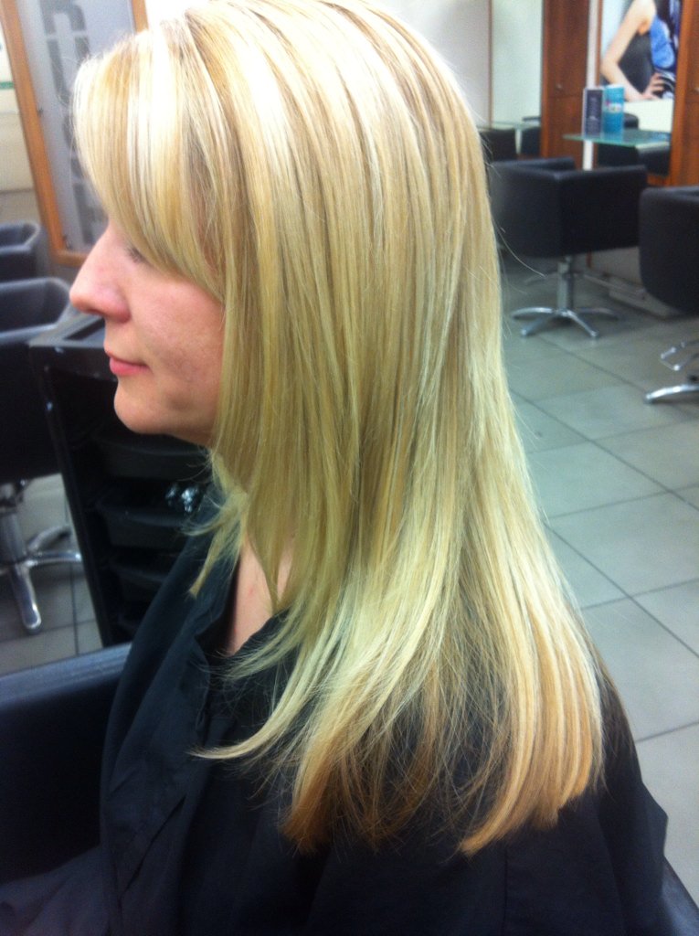 nickiboogie's tweet photo. Highlights the smart way @RUSHHairBeauty Ilford by me . Gorgeous strong blonde #smartbond #lorealpro #clientlovedit https://t.co/PrIKJkjQZB