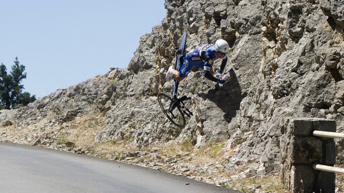 Copedaleando's tweet photo. Imagen de la durísima caída de JULIAN ALAPHILIPPE en la contrarreloj del #TDF2016 #TourEnCope https://t.co/jan9zPwXIQ